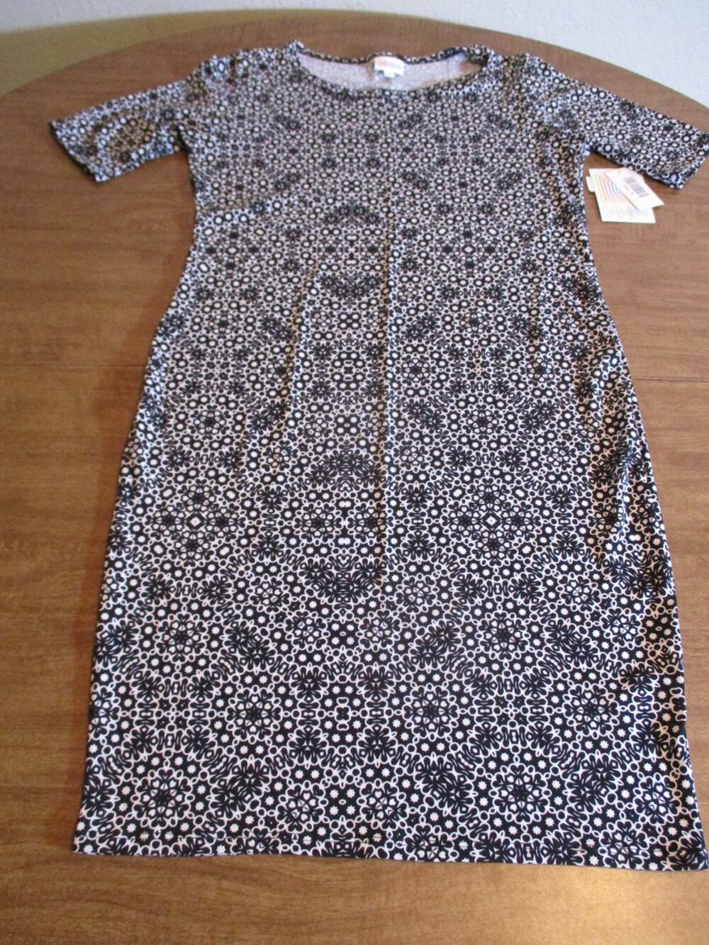 LULAROE JULIA BLACK WHITE PULLOVER DRESS SIZE MEDIUM